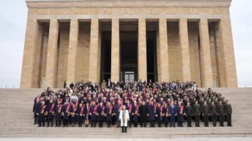Gülhane’nin 126. kuruluş yıl dönümünde Rektör Prof. Dr. Kemalettin Aydın Anıtkabir’i ziyaret etti