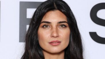 Oyuncu Tuba Büyüküstün’ün Paris günlükleri! Siyah dekolteli tarzıyla büyüledi